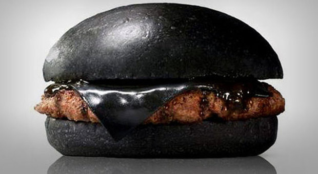 Da Burger King l'hamburger si colora di nero. Sarà buono? Ecco gli ingredienti...
