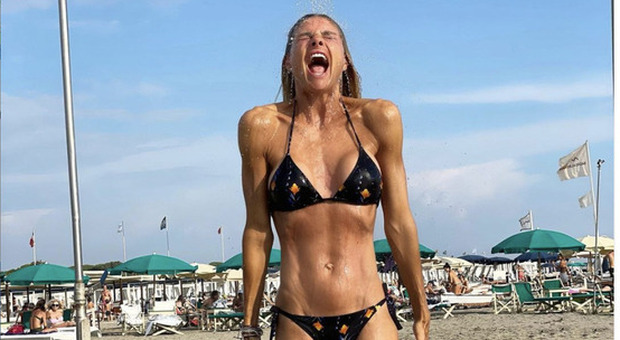 Martina Colombari in bikini si mostra perfetta anche a 46 anni