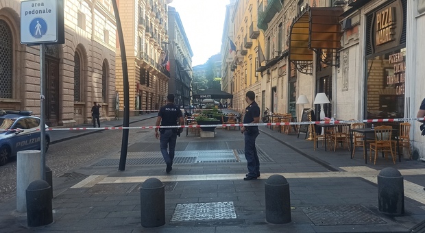 Napoli, allarme bomba in via Verdi: strada chiusa, fatta brillare borsa sospetta davanti al Comune
