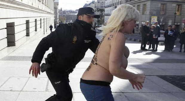 Spagna, Femen a seno nudo contro la "legge bavaglio"