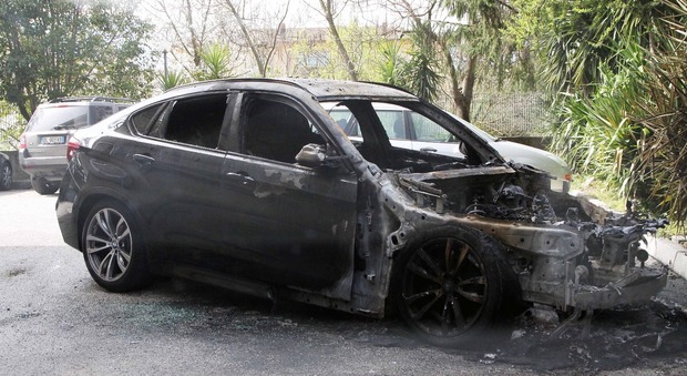 Un’altra auto distrutta dalle fiamme: è allarme