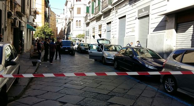 Giallo a Napoli: medico trova un cadavere nella sua auto