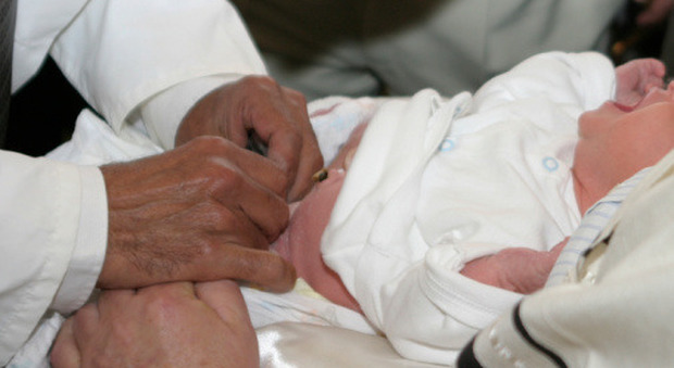 Circoncisione clandestina, muore un altro neonato a Reggio Emilia: caccia all'uomo che l'ha praticata