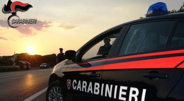 Agrigento, fermata al volante senza patente, picchia i Carabinieri e scappa: arrestata 76enne