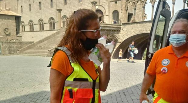 Lucifero nella città dei Papi, la protezione civile distribuisce ai turisti 5 mila bottigliette d'acqua