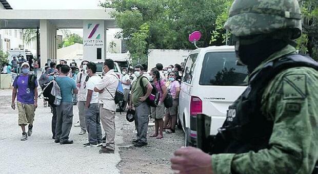 Messico, sparatoria dei narcos tra i resort di Cancun: due morti e turisti in fuga