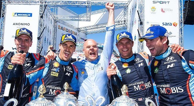 Andrea Adamo (al centro) festeggia la vittoria nel titolo WRC a squadre con i piloti Hyundai