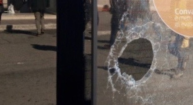 Roma, sfonda con un calcio il vetro del tram, denunciato 17enne