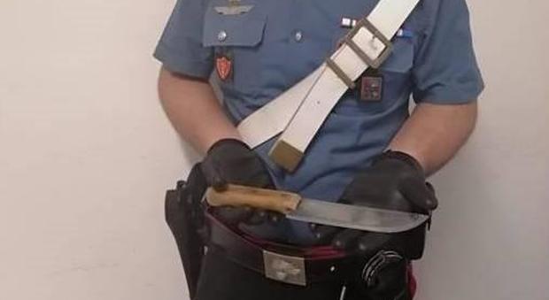 AGGRESSIONE Il coltello lanciato ai carabinieri contro i carabinieri: 67enne bloccato e denunciato