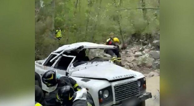Arezzo, incidente a minivan che precipita in una scarpata: feriti 6 tra operai e tecnici