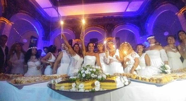 Gran party in abito da sposa nel chiostro di Sant’Agostino alla Zecca
