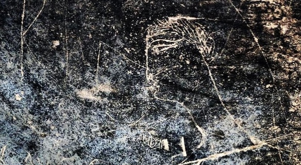 Pompei, l’enigma della casa di Giove: dai lapilli emergono pareti con graffiti che raccontano una nuova storia