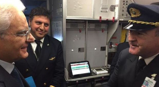 Mattarella a bordo dell'aereo nella foto twittata da Alitalia