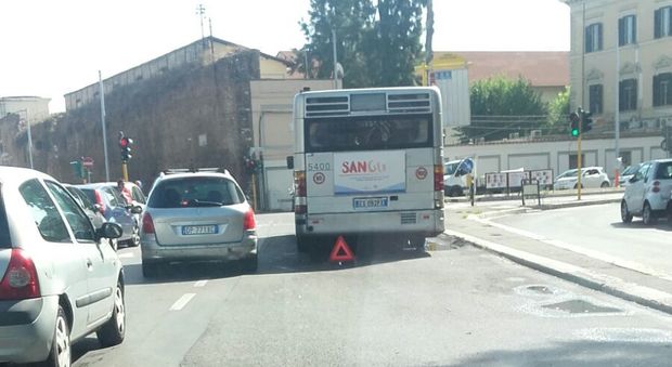 Roma, Atac perde i pezzi, bus fermi in strada da giorni: nessuno li recupera