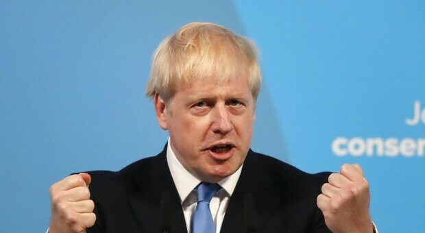 Boris Johnson, terza dose per gli over 50: il piano invernale anti covid. «Così potremo convivere senza restrizioni»