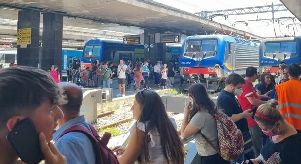 Trenitalia, ritardi sui treni e code per i biglietti in stazione: «Problema tecnico alla rete»