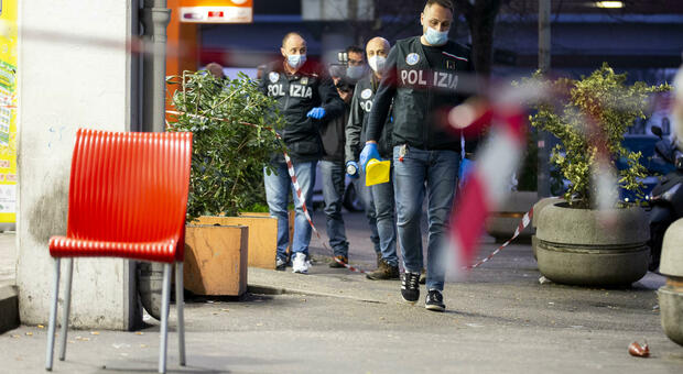 Roma choc, sparatoria in strada a Tor Bella Monaca: ferita per sbaglio un'anziana passante. Fermato un 33enne