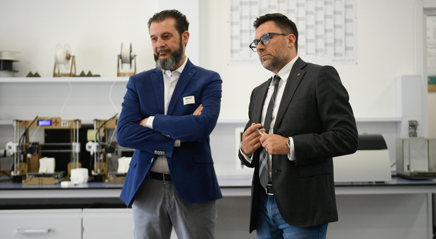 I laboratori ingegneria dei materiali UniRoma sede di Latina, il professor Jacopo Tirillò e il direttore "Netzsch" Daniele Rebecchi