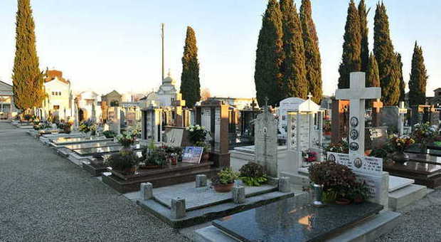 Raid notturno nel cimitero di Arsego: rubate luci esterne e lampade votive