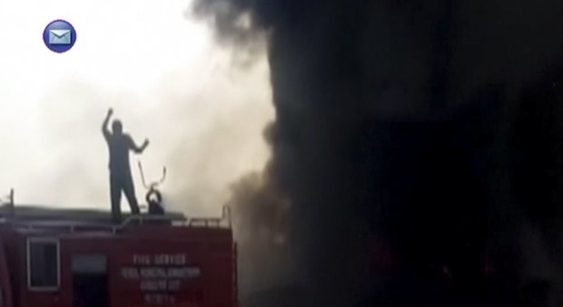 Pakistan, in fiamme autobotte con carburante: oltre 140 morti