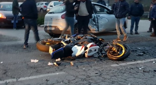 Auto contro moto sulla Casilina, grave un giovane motociclista