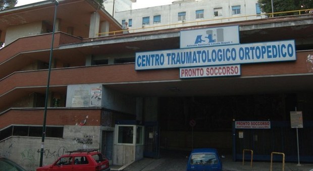Formiche nel bagno all'ospedale Cto di Napoli, il direttore: «Sabotaggio»