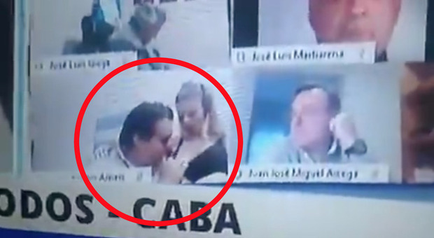 Deputato bacia il seno della compagna durante una seduta virtuale alla Camera. Travolto dallo scandalo si dimette