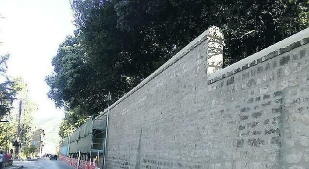 Il muro reale di via Passionisti torna all'antico splendore dopo la diffida