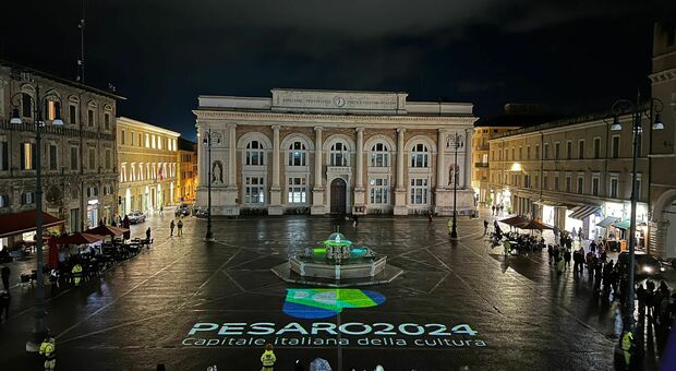 Piazza del Popolo a Pesaro, ritorno al futuro: lavori finiti, effetti speciali per la presentazione