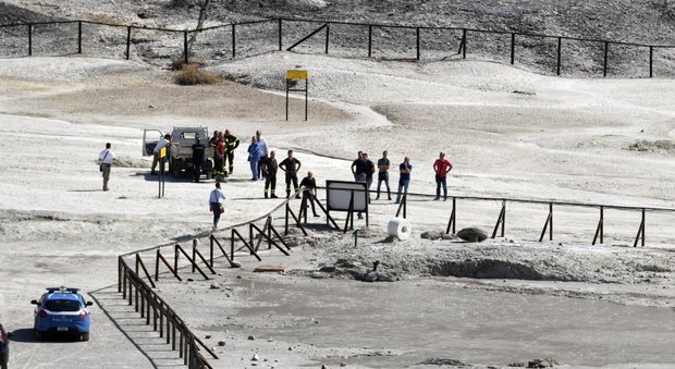 Solfatara, fatti uscire i turisti: dopo i tre morti inghiottiti nel cratere