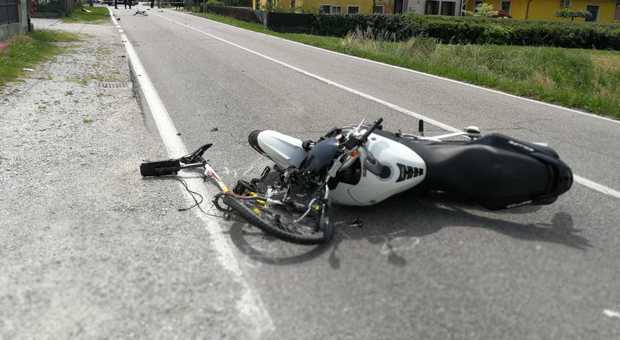 Incidente tra moto e bici, muore ciclista sbalzato per una decina di metri