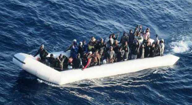 Sbarcati altri 454 migranti. Polizia: «Arrestati 44 scafisti in una settimana»