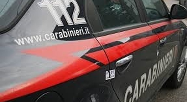 Salerno, rinchiude due operatori della Caritas in un ufficio: preso