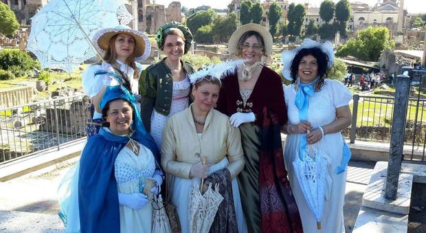Roma, omaggio a Jane Austen: le fan della scrittrice sfilano ai Fori Imperiali
