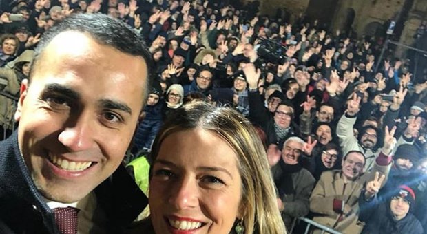 Luigi Di Maio e il candidato M5S alla presidenza dell'Abruzzo Sara Marcozzi sul palco di Lanciano