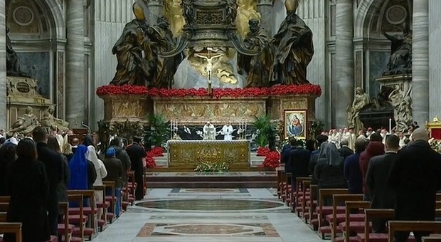 Messa di Natale con papa Francesco anticipata per il coprifuoco: diretta streaming e solo 200 fedeli