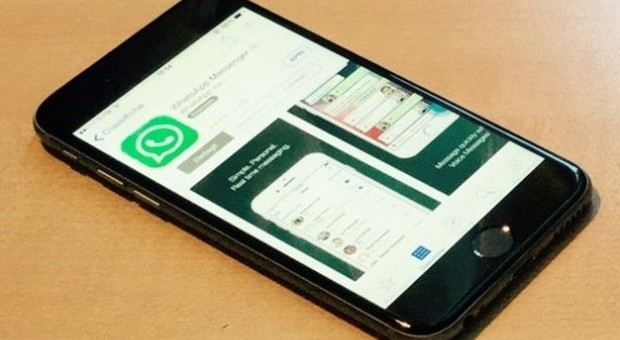 WhatsApp, allerta privacy: secondo una ricerca sarebbe la chat meno sicura sul mercato