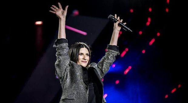 Laura Pausini, migliaia di fan a Milano e lei canta pezzi live in acustico