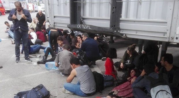 Scoperti 32 profughi in un tir arrivato dalla Turchia, ci sono anche bimbi
