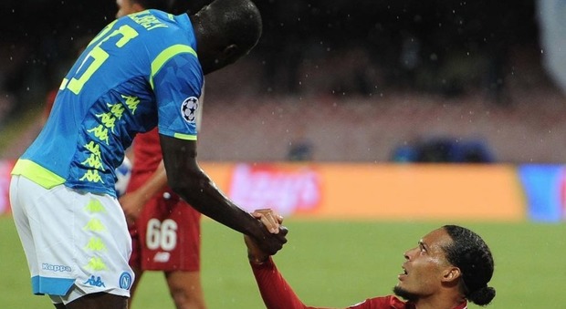 Koulibaly mette all'asta la maglia usata col Liverpool: «Aiutiamoli»