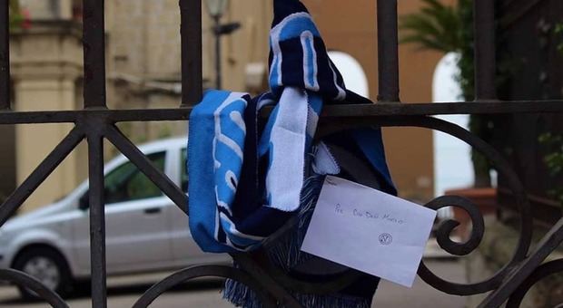 «Mertens, non ci lasciare»: sciarpa e lettera a casa di «Ciro»