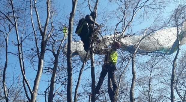 Con il parapendio bloccati tra gli alberi a 10 metri: salvati e illesi