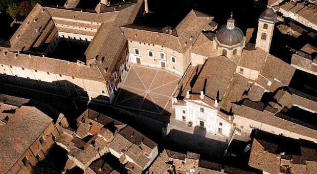 Una veduta aerea di Urbino