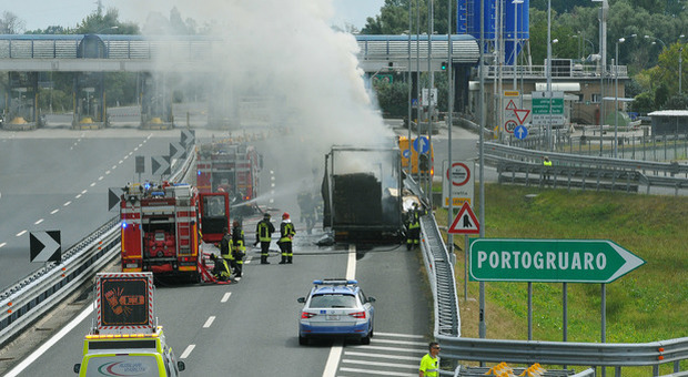 Scontro fra camion in autostrada, carreggiata invasa dai pacchi: traffico bloccato