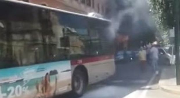 Roma, bus prende fuoco: incendio alla Bufalotta