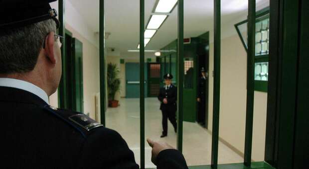 Pescara, detenuto evade dal carcere: caccia all'uomo in città