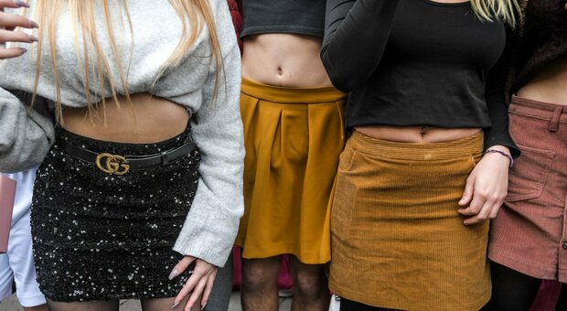 «Mandano le figlie a scuola vestite da tr...», nuovo caso di sessismo a Roma: prof dell'Orazio rischia licenziamento