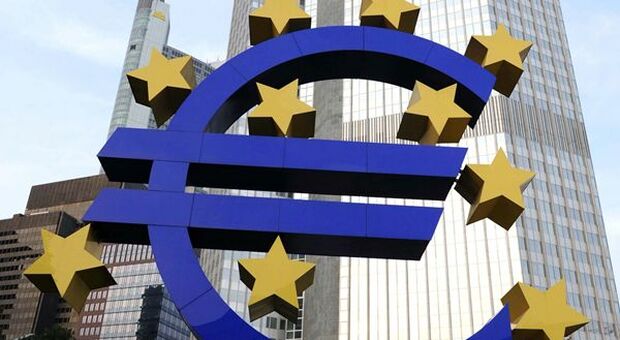 L'euro crolla ai minimi in 20 anni sul dollaro: pesa lo spettro recessione