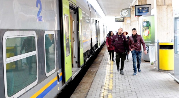 Ottanta minuti di ritardo sulla linea Rovigo-Padova: passeggeri in rivolta