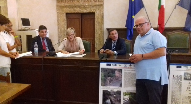 Il momento della firma della cessione: da sx il sindaco Francesco De Rebotti, la dirigente Lorella Sepi, il direttore generale di Erg Hydro, il vicesindaco Marco Mercuri